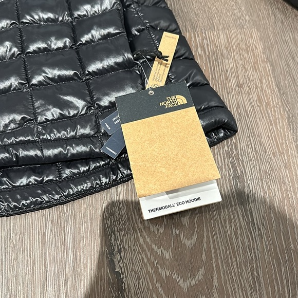 Brand new insulated North Face Puffer with hood - Picture 5 of 6